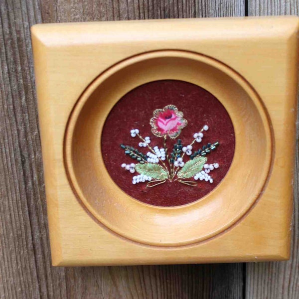 Bild mit Perlenstickerei Blumen Handmade im ungewöhnlichen Holzrahmen 60er Jahre Midcentury DDR