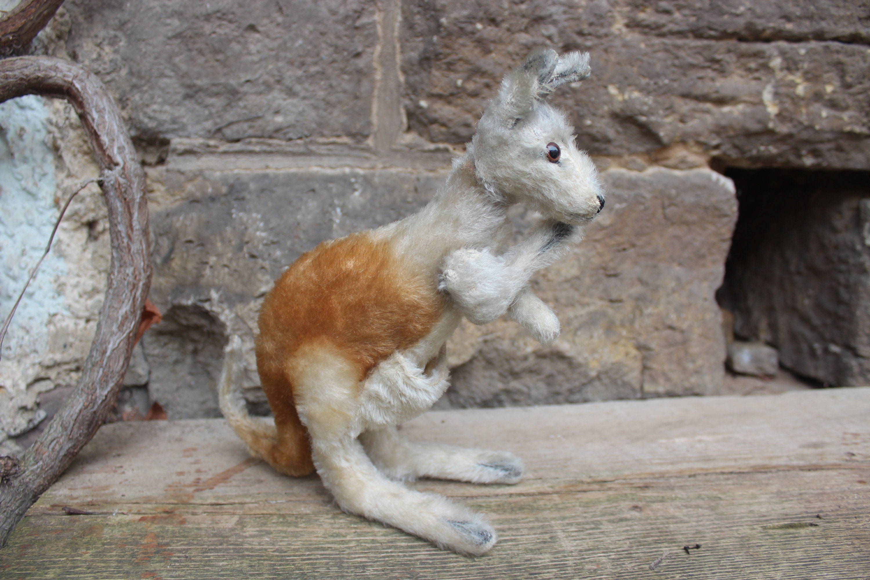 Peluche STEIFF Kangaroo Linda de 24 cm de mohair sin bebé ni DNI, años 60 y 70