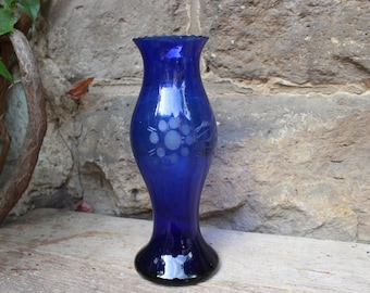 Jarrón de cristal azul cobalto con motivo floral tallado, de los años 50/60, de la RDA.