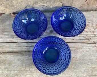 Driedelige dessertkommenset, kobaltblauw met patroon, geperst glas, jaren 70, DDR