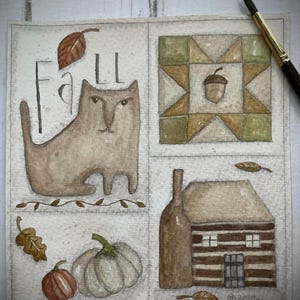Op de afbeelding: Aquarel schilderij met een herfstthema. Het kunstwerk toont een kat, het woord "Fall", een quiltblok met een eikel, een fles, een blokhut, pompoenen en bladeren. Het kleurenpalet omvat tinten bruin, groen en oranje.