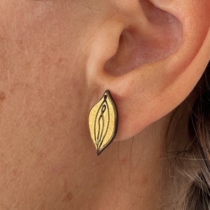 Yoni stud earrings vulva design (light gold/silver/copper)