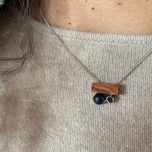 Necklace olive wood & pearl silver