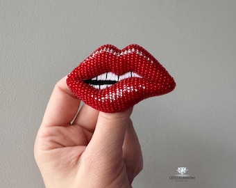 Broche met rode lippen en kralen: glamoureus statementaccessoire, speels ontwerp