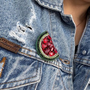 Broche pastèque en perles faite main : accessoire d'été en cristal