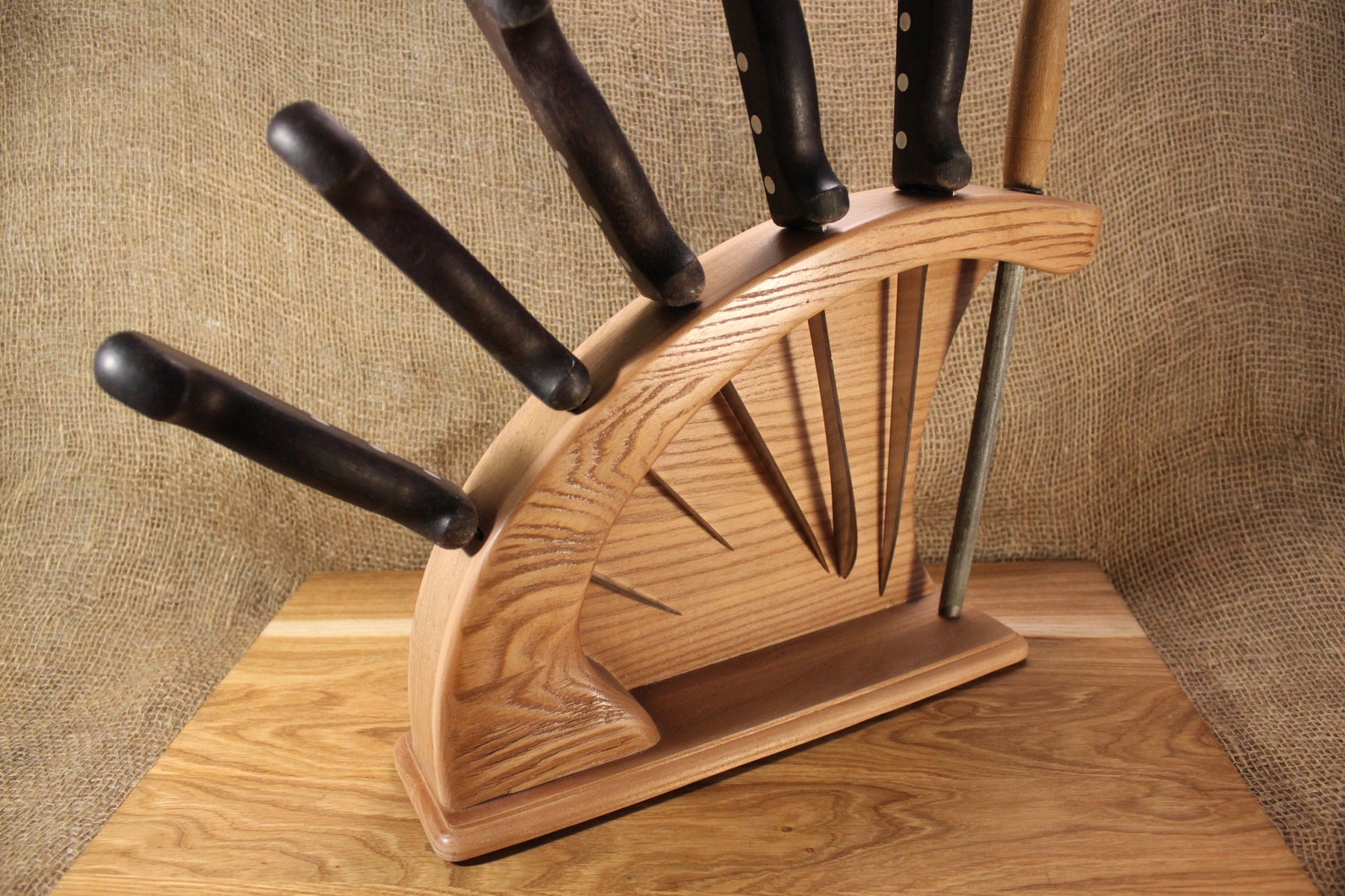 Деревянные кухонные ножи. Подставка под ножей книф. Подставка для ножей деревянная. Деревянные подставки для ножей кухонных. Подставка под ножи из дерева.