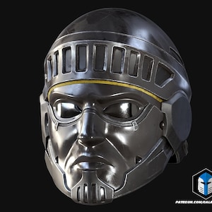 Puede incluir: Un casco metálico plateado y negro con un diseño similar a una cara. El casco tiene una visera con cortes rectangulares y un acento amarillo. El diseño incluye nariz, ojos y boca, con una estética futurista.