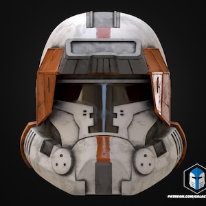 Puede incluir: Casco detallado en tonos blanco, gris y naranja. Presenta una visera, detalles de ventilación y una franja naranja. El diseño sugiere un tema futurista o de ciencia ficción, posiblemente para cosplay o exhibición.