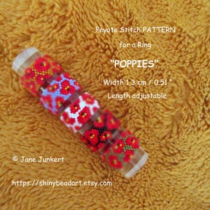 Puede incluir: Patrón de punto de peyote para un anillo llamado "Amapolas". El anillo está hecho con cuentas rojas, blancas y azules y tiene 1,3 cm / 0,51 pulgadas de ancho. La longitud es ajustable.