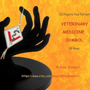 Könnte beinhalten: Ein schwarzes und weißes Perlensymbol einer Schlange, die sich um eine Schale windet, steht für Veterinärmedizin. Das Symbol befindet sich auf einem schwarzen Ständer und hat einen roten Perlenakzent. Der Text "3D Peyote Pod Pattern", "Veterinary Medicine Symbol" und "28 Rows" wird auf einem gelben Hintergrund angezeigt. Der Text "© Jane Junkert" und "https://www.etsy.com/shop/ShinyBeadArt" wird ebenfalls angezeigt.