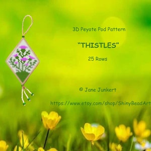 Op de afbeelding: Een 3D Peyote Pod-patroon voor kralen, getiteld "THISTLES" met 25 rijen. Het patroon heeft een groene en witte achtergrond met roze bloemen en groene bladeren. Het patroon wordt weergegeven op een groene achtergrond met gele bloemen.