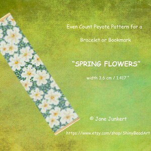 Könnte beinhalten: Ein Perlenmuster für ein Armband oder Lesezeichen mit weißen Blumen auf grünem Hintergrund. Das Muster heißt "SPRING FLOWERS" und ist 3,6 cm breit.
