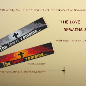 Könnte beinhalten: Zwei Webmuster für ein Armband oder Lesezeichen, die mit einem Webrahmen oder im Quadrat-Stich gearbeitet werden können. Die Muster haben einen schwarzen Hintergrund mit einem Kreuz und dem Text "The love remains..." in Weiß und Rot. Das obere Muster hat einen grau-weißen Hintergrund, während das untere Muster einen rot-orange-gelben Hintergrund hat. Die Muster sind etwa 3,4 cm oder 1,338 Zoll breit.
