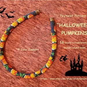 Könnte beinhalten: Ein Peytwist-Muster-Perlenprojekt namens "HALLOWEEN PUMPKINS" mit einem Umfang von 16 Perlen und einer Doppelsäulennaht. Das Perlenprojekt ist eine farbenfrohe Halskette mit orangefarbenen, gelben, grünen und blauen Perlen. Die Halskette befindet sich auf einem roten Hintergrund mit einer schwarzen Silhouette eines Spukhauses und einer Hexe, die auf einem Besen fliegt.
