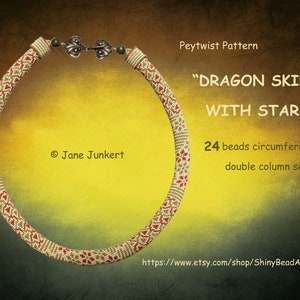 Könnte beinhalten: Ein Peytwist-Perlenmuster für eine Halskette namens "Dragon Skin with Stars". Die Halskette ist aus weißen, roten und grünen Perlen gefertigt und hat einen Umfang von 24 Perlen. Das Muster ist für eine Doppelsäulennaht.