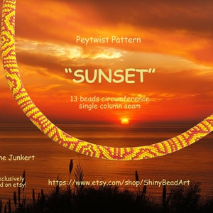 Könnte beinhalten: Ein Peytwist-Perlenmuster namens "SUNSET" mit einem Umfang von 13 Perlen und einer einspaltigen Naht. Das Muster wird vor einem Sonnenuntergangs-Hintergrund gezeigt.