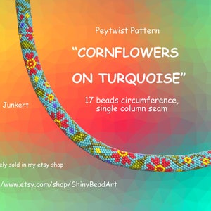 以下が含まれることがあります： ターコイズとブルーのビーズでできたブレスレットのペイツイストビーズパターン。赤い花と黄色い花が咲いています。パターン名は「コーンフラワーオンターコイズ」で、周囲は17ビーズです。パターンはシングルコラムシーム用です。