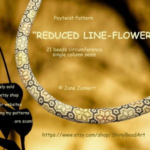 以下が含まれることがあります： 「Reduced Line-Flowers」Peytwistパターンでできたビーズネックレスのクローズアップ。ネックレスは21個のビーズで作られており、シングルコラムシームになっています。画像には「Exclusively sold in my etsy shop. All other websites offering my patterns are scam!」というテキストも表示されています。