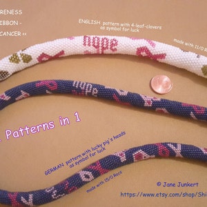 Könnte beinhalten: Zwei Perlenketten, eine weiße mit goldenen Akzenten und die andere dunkelblau mit rosa Akzenten. Die weiße Kette hat das Wort "Hoffnung" eingearbeitet und vierblättrige Kleeblätter. Die blaue Kette hat das Wort "Hoffnung" eingearbeitet und rosa Schweineköpfe. Der Text "2 Patterns in 1" ist auf dem Bild zu sehen. Die weiße Kette ist mit 11/0 Perlen gefertigt und die blaue Kette mit 15/0 Perlen.