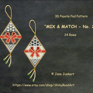 Könnte beinhalten: Zwei Perlenornamente in Diamantform mit einem roten und weißen Schleifendesign. Die Ornamente sind 3D Peyote Pod Muster und sind mit "MIX & MATCH - No. 2" und "24 Rows" beschriftet.