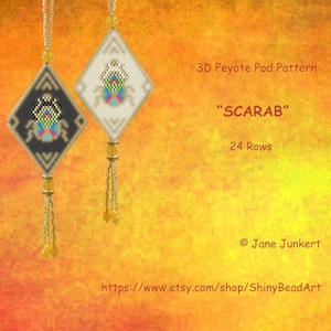 Può includere: Uno schema di perline per un "Scarabeo" in peyote 3D con 24 file. Lo schema è mostrato su due sfondi di colore diverso, uno nero e uno bianco. Lo schema presenta un design di scarabeo colorato.