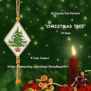 Könnte beinhalten: Ein Weihnachtsbaum-Anhänger aus Perlen mit weißem Hintergrund und grünen, roten und gelben Perlen. Der Anhänger ist diamantförmig und hat eine goldene Schnur daran befestigt. Der Text "3D Peyote Pod Pattern" und "CHRISTMAS TREE" ist auf dem Bild zu sehen.