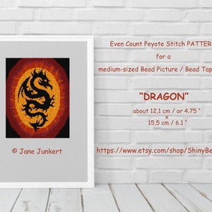 Può includere: Uno schema digitale per un arazzo di perline o un'immagine di perline di un drago nero in un cerchio di perline arancioni, rosse e gialle. Lo schema è per punto peyote a conteggio pari e misura circa 12,1 cm per 15,5 cm.
