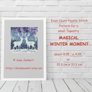 Könnte beinhalten: Ein digitales Muster für eine Peyote-Stickerei-Tapisserie mit zwei weißen Hirschen, die in einem schneebedeckten Wald mit einem lila und blauen Himmel stehen. Das Muster trägt den Titel "Magical Winter Moment" und misst etwa 10,3 cm x 10,3 cm.