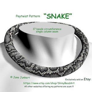 Puede incluir: Un patrón de collar de serpiente de cuentas negras y blancas, llamado "SNAKE", con una circunferencia de 17 cuentas y una costura de columna simple. El patrón está disponible para su compra en Etsy en https://www.etsy.com/shop/ShinyBeadArt.  Todos los demás sitios web que ofrecen el patrón son estafas.
