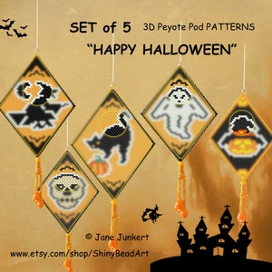 Könnte beinhalten: Set aus fünf 3D-Peyote-Pod-Mustern mit Halloween-Thema. Jedes rautenförmige Design zeigt ein anderes gruseliges Bild, darunter eine Fledermaus, eine schwarze Katze, ein Geist, ein Totenkopf und ein Kürbis. Der Text lautet "Happy Halloween".