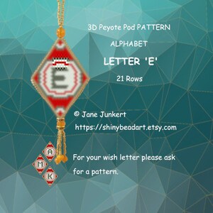 Könnte beinhalten: Ein Perlenanhänger mit dem Buchstaben „E“ in einem rot-weißen Rautenmuster. Der Anhänger ist Teil eines 3D-Peyote-Pod-Musters mit dem Text „ALPHABET LETTER 'E' 21 Rows“. Der Hintergrund ist ein türkisfarbenes geometrisches Muster.