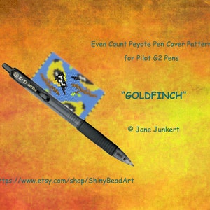 Op de afbeelding: Een kralen penhoespatroon met een goudvink op een blauwe achtergrond. Het patroon is voor een Pilot G2 pen en heeft de titel "GOLDFINCH".