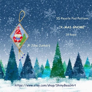 Könnte beinhalten: Ein rautenförmiger Weihnachtsschmuck mit einem Zwergen-Design, hergestellt mit einem 3D-Peyote-Pod-Muster. Der Schmuck hat eine rote Mütze, einen weißen Bart und blaue Akzente. Der Hintergrund zeigt eine verschneite Waldszene mit Schneeflocken und dem Text "X-MAS GNOME".