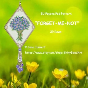Könnte beinhalten: Ein Perlenmuster für einen 3D-Peyote-Pod mit einem Strauß blauer Blumen, betitelt "FORGET-ME-NOT" mit 29 Reihen. Das Design ist rautenförmig mit einem Perlenfransen. Der Hintergrund ist ein verschwommenes Bild von gelben Blumen und grünem Gras.