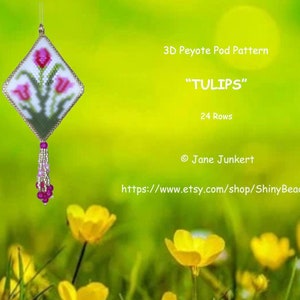 Puede incluir: Un patrón de punto de peyote 3D para abalorios, titulado "TULIPS" con 24 filas. El patrón presenta un diseño en forma de diamante con tulipanes rosas y hojas verdes sobre un fondo blanco. El patrón está colgado de una cadena de cuentas.