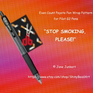 Op de afbeelding: Een zwarte pen met een wit label met de tekst "PILOT G-2" ligt op een kleurrijk peyote-parelpatroon met de tekst "STOP SMOKING, PLEASE!" Het patroon is bedoeld voor een penomslag en is ontworpen voor Pilot G2-pennen.