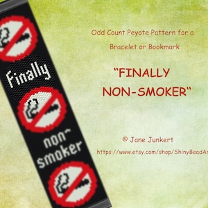 Op de afbeelding: Zwarte kralen bladwijzer of armband met de tekst "Finally Non-Smoker" en rookverbod symbolen. Het ontwerp is een patroon voor oneven peyote steek. De achtergrond is een verloop van groen en geel.
