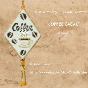 Könnte beinhalten: Ein weißer, rautenförmiger Perlenanhänger mit dem Wort "Coffee" und einem Kaffeetassen-Design. Der Anhänger ist an einem goldenen Quasten befestigt. Der Text "Medium to Large 3D Peyote Pod Pattern" und "COFFEE BREAK" steht über dem Anhänger. Der Text "38 Rows" steht unter dem Anhänger.