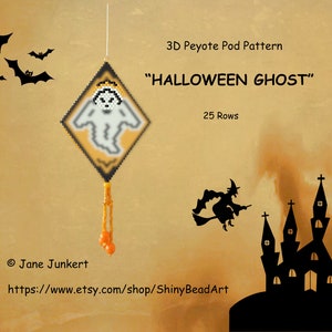 Könnte beinhalten: Ein 3D-Peyote-Pod-Muster für einen Halloween-Geist. Das Muster hat 25 Reihen und zeigt einen weißen Geist mit einem Heiligenschein. Das Muster ist auf einem gelben Hintergrund mit schwarzen Fledermäusen und einer Hexe, die auf einem Besen fliegt.