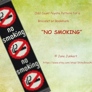 Op de afbeelding: Een zwart-wit kralenpatroon voor een armband of bladwijzer met de woorden "No Smoking" en een rode cirkel met een diagonale lijn door een sigaretten symbool. Het patroon is voor oneven peyote steek.