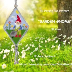 Puede incluir: Un patrón de cuentas de peyote 3D para un gnomo de jardín, con 30 filas. El patrón presenta un gnomo con un sombrero rojo, sosteniendo una carretilla, en un jardín con flores. El patrón está disponible para su compra en Etsy.