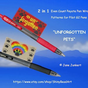 Könnte beinhalten: Zwei Pilot G2 Stifte, die mit Peyote-Stich Perlen umwickelt sind. Der rote Stift hat ein rotes und schwarzes Perlenmuster mit dem Text "Unforgotten" und der schwarze Stift hat ein Regenbogen- und schwarzes Perlenmuster. Der Text "2 in 1 Even Count Peyote Pen Wrap Patterns for Pilot G2 Pens" und "UNFORGOTTEN PETS" wird über den Stiften angezeigt. Der Text "Jane Junkert" und "https://www.etsy.com/shop/ShinyBeadArt" wird unter den Stiften angezeigt.