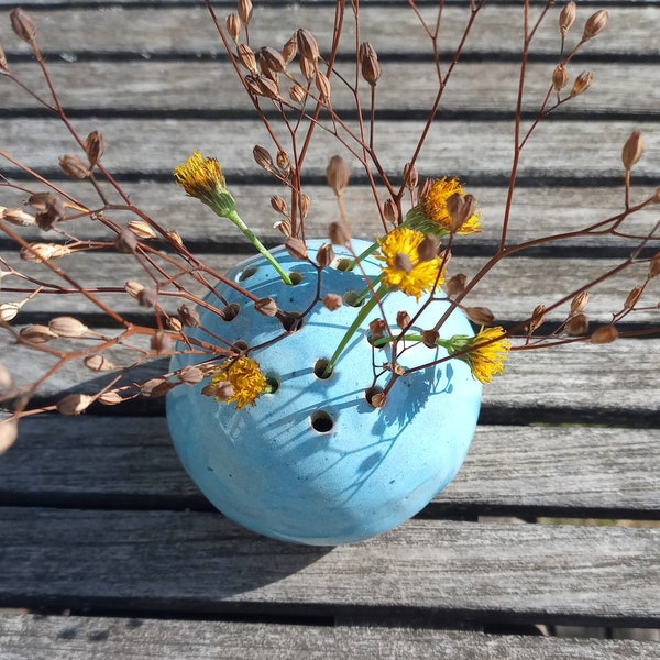 Petit vase boule pique-fleurs en grès