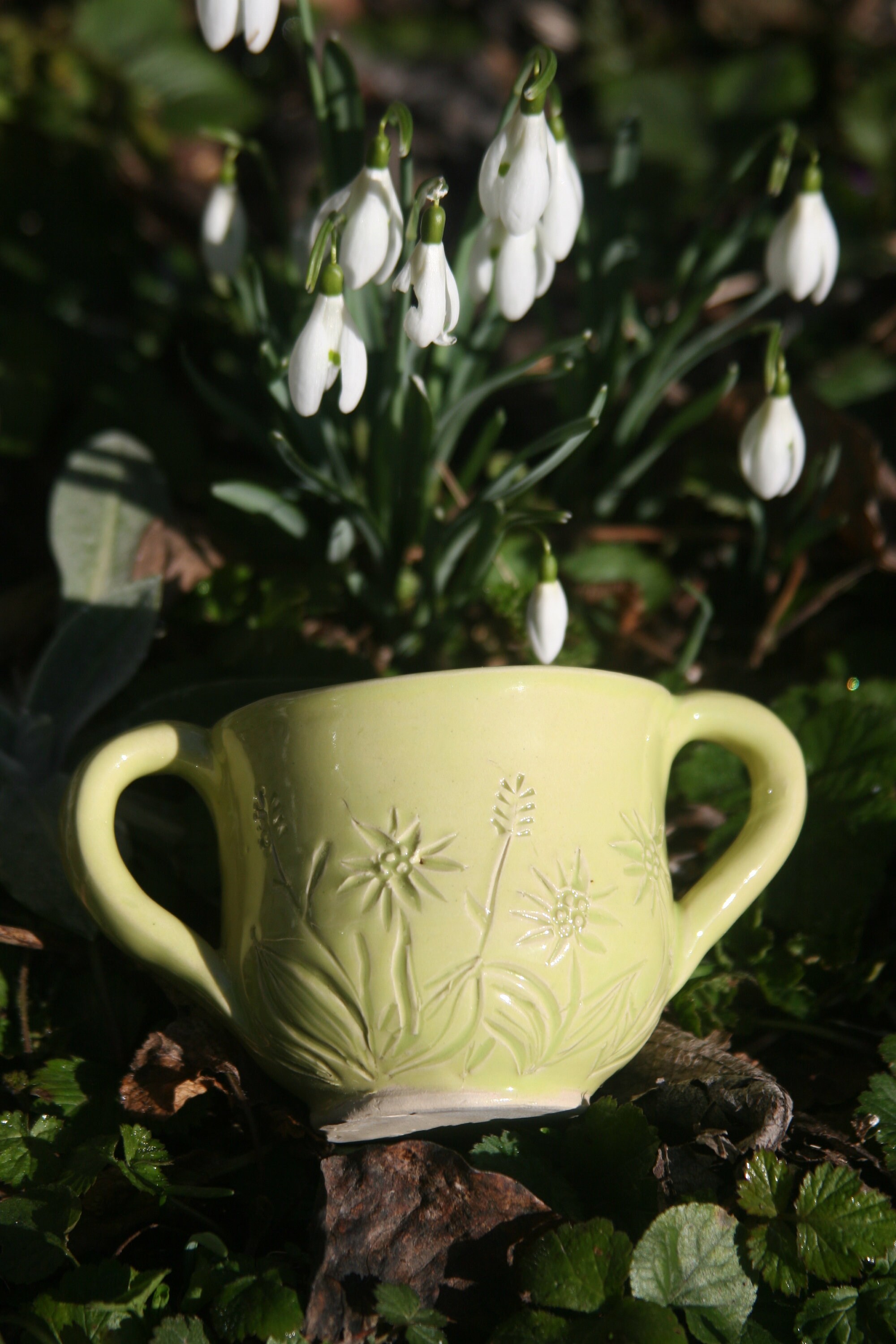 Tasse en Grès Blanc, Émaillée Vert Chartreuse, avec Un Motif de Fleurs Montagnardes Gravé Main Au Co