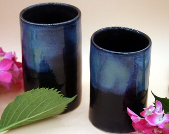 Duo de vases en porcelaine de Limoges, émaillés noir et bleu