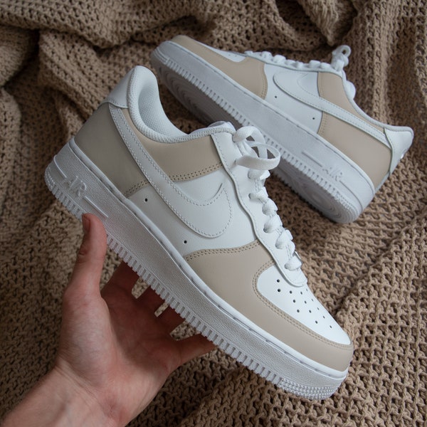 Creme Air Force 1s • Minimalistische schoenen op maat • Verjaardagscadeau • Geschilderde sneakers • Gepersonaliseerd