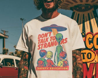 Camiseta retro de educación sobre seguridad alienígena, camiseta gráfica de ciencia ficción de los 80 con estampado de ovnis.