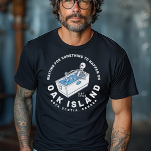 Camiseta engraçada de presente de tesouro esperando algo acontecer em Oak Island - Bobby Dazzler, camiseta para amantes de história, detector de metais, tesouro e pirata