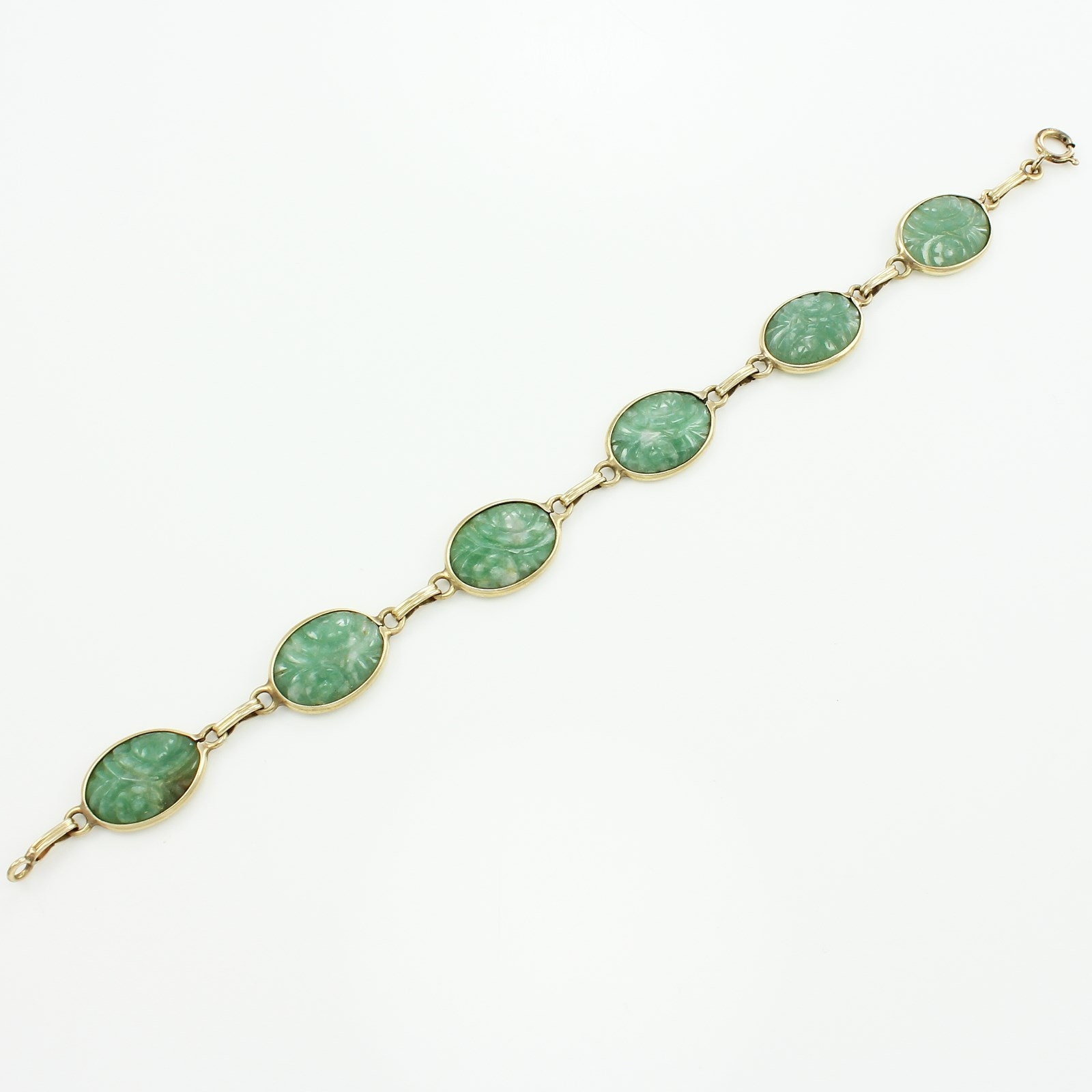 18 carat white gold, emerald and diamond bracelet containing 26 oval  emeralds 7.52 carats, each separated by a pair of diamonds (52) 0.46  carats, 18cm. | Thomas Watson