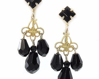 Vintage Black Glass Gold Tone Chandelier Earrings, 1970s Black Dangle Earrings, Clip On Dangle Earrings, Drop Earrings, Vintage Jewelry